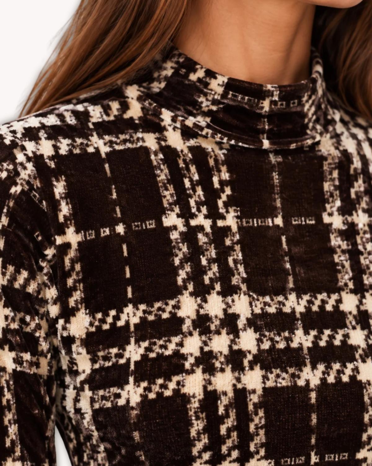 Blusa de terciopelo a cuadros en chocolate y beige, detalle del cuello alto y textura burnout