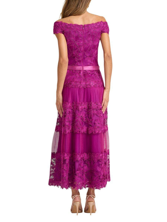 Vestido Midi Bordado Manga Corta