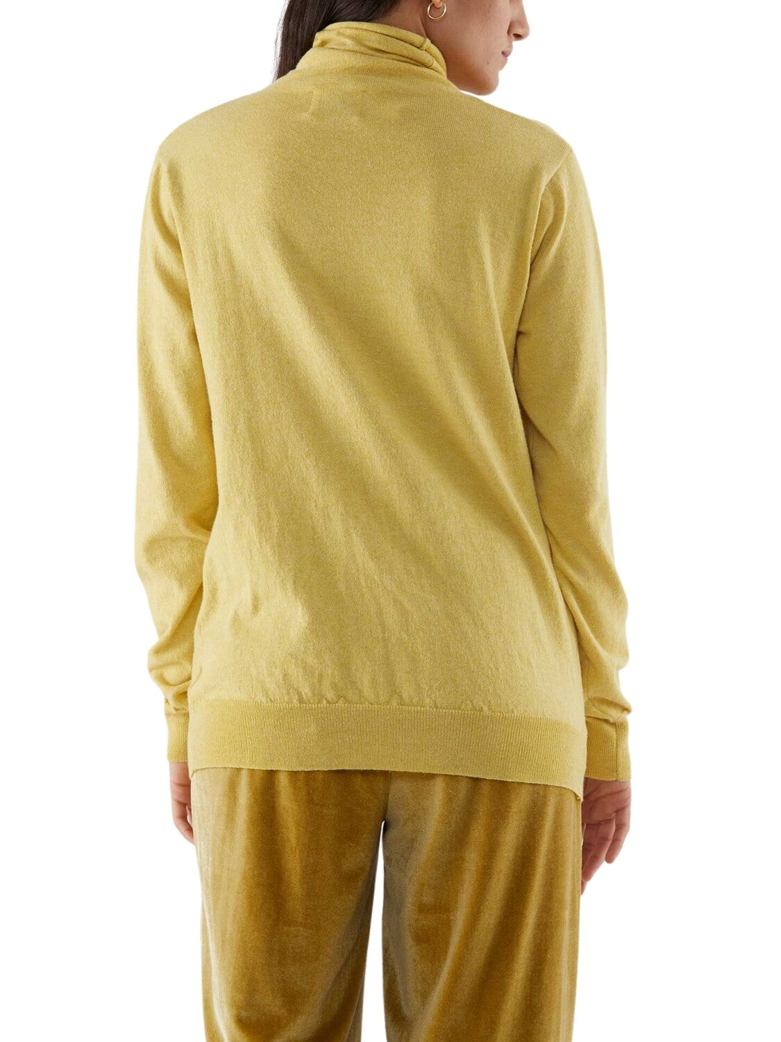 Sweater de punto con cuello alto.
