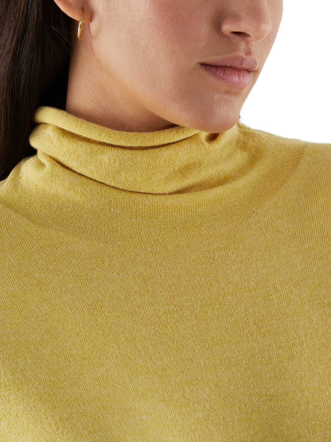 Sweater de punto con cuello alto.