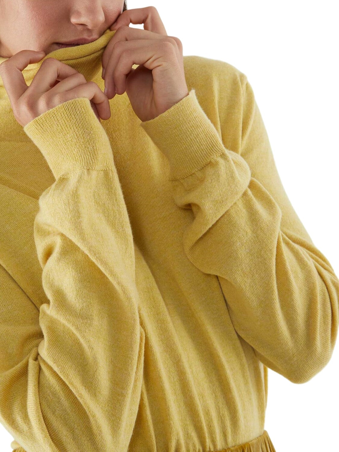 Sweater de punto con cuello alto.