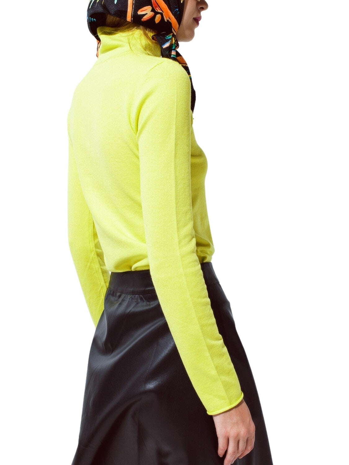 Sweater de manga larga cuello mock.
