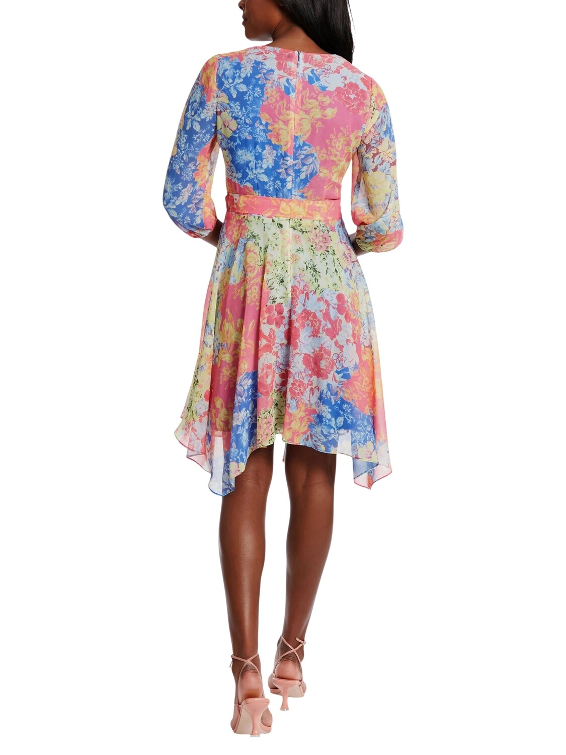 Vestido corto asimétrico.