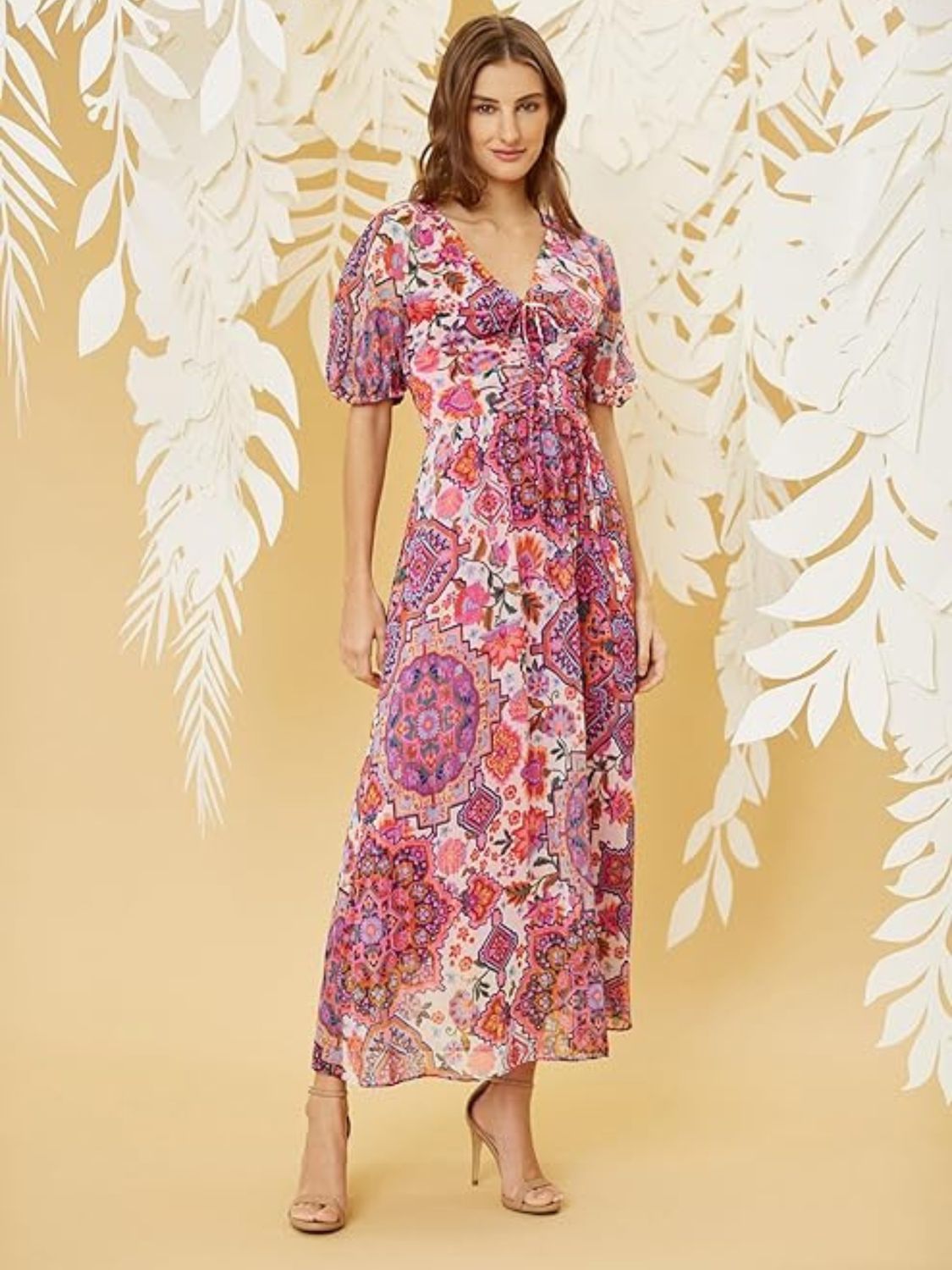 Vestido midi de manga corta con cuello en V
