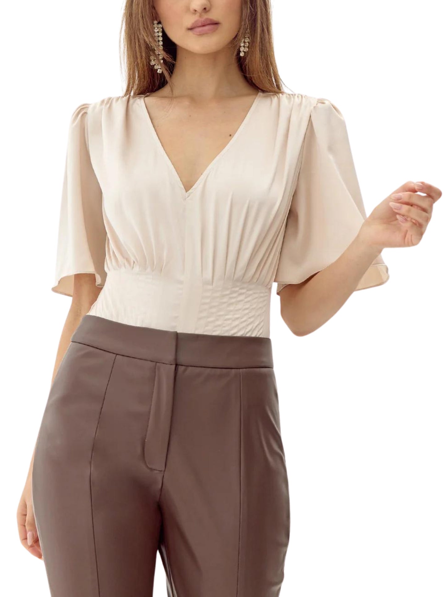 Panty blusa en satín de manga corta con cuello en V.
