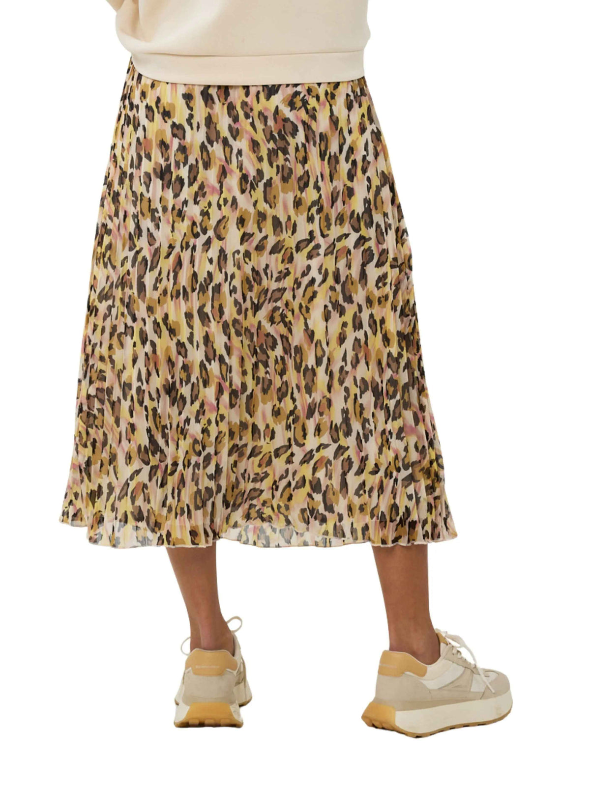 Falda midi plisada con estampado animal print en tonos beige y marrón, moda casual mujer.