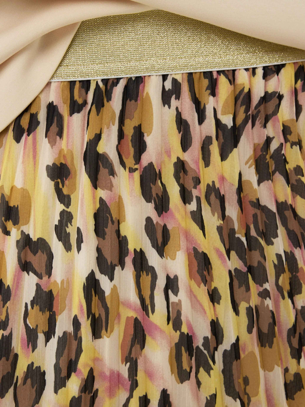 Falda plisada con estampado animal print y pretina dorada brillante
