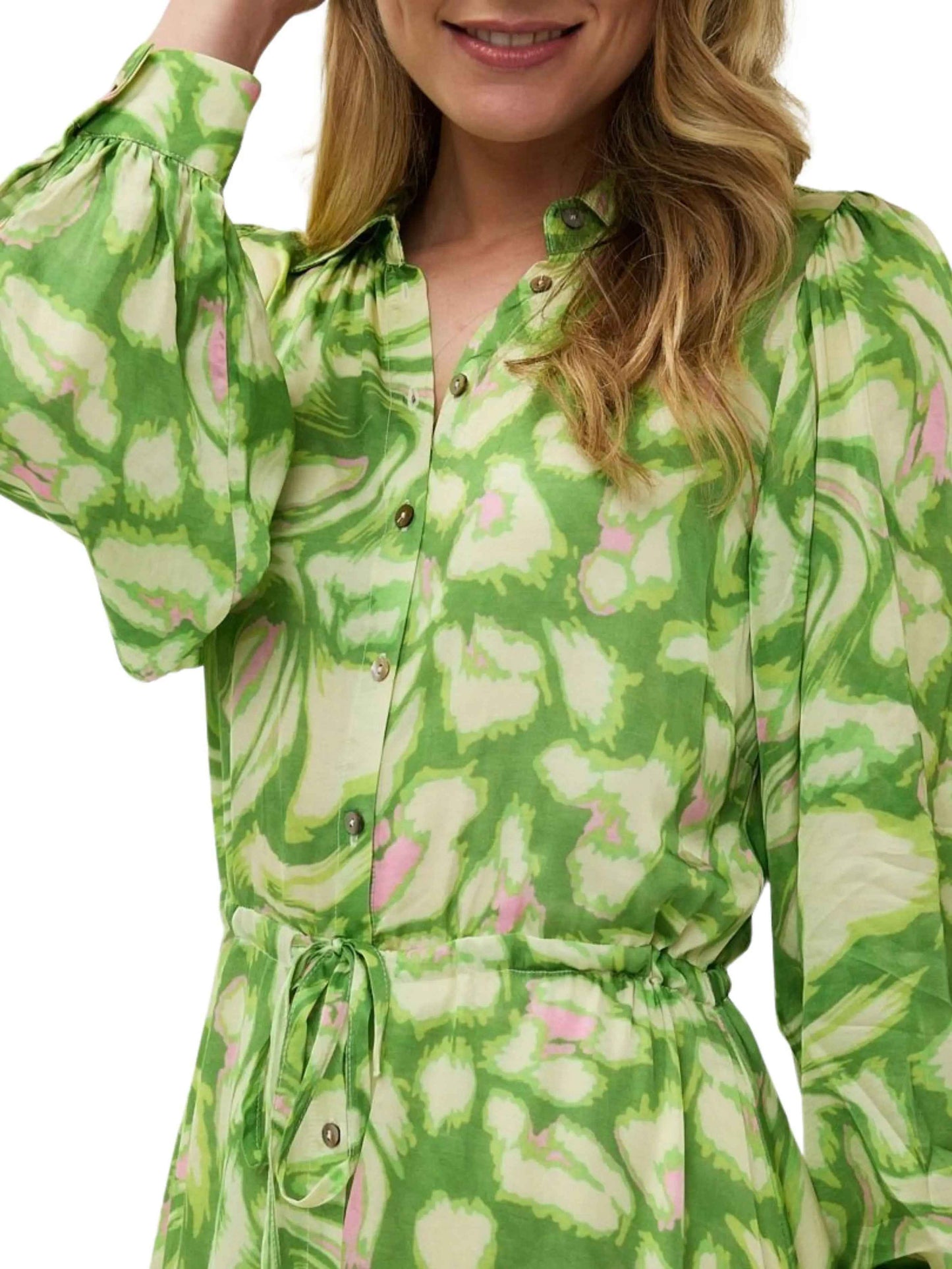 Vestido camisero de manga larga con estampado verde y rosa, con cinturón ajustable y botones frontales.
