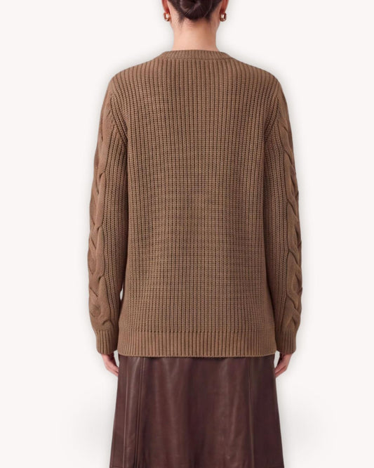 Chaqueta acolchada con punto camel vista posterior con espalda tejida y mangas trenzadas