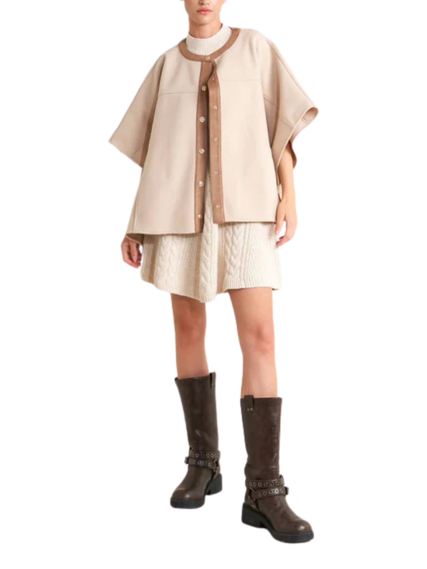 Poncho corto con botones dorados