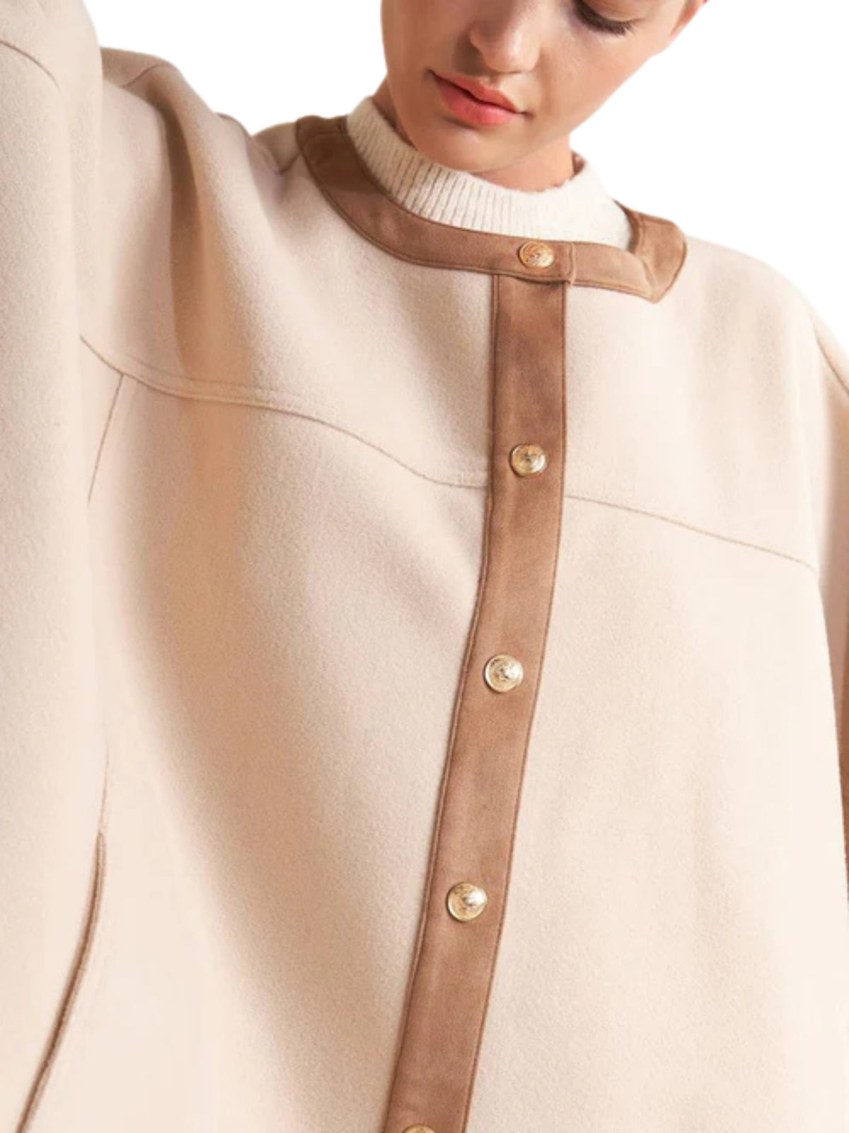 Escorpio Boutique - Poncho corto con botones dorados