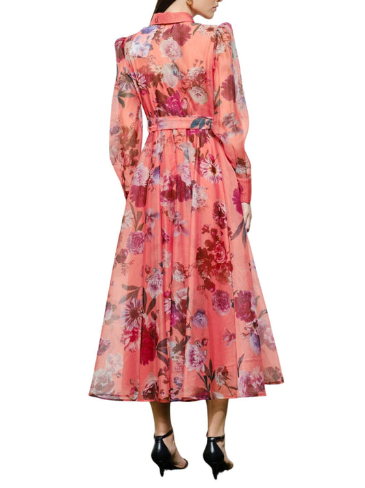 Vista posterior de maxi vestido floral de organza con manga larga y falda amplia.