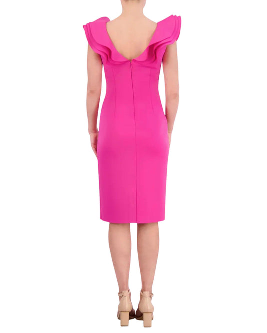 Vista trasera de vestido corto scuba fucsia elegante