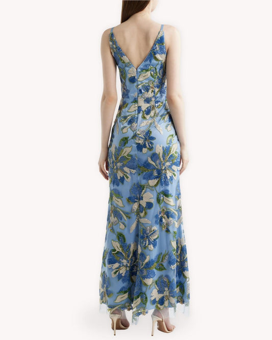 Vestido largo bordado floral azul vista posterior con escote en V y bordado floral integral