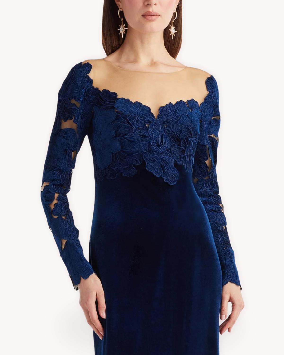 Vestido largo de terciopelo azul detalle frontal con escote ilusión y bordado floral