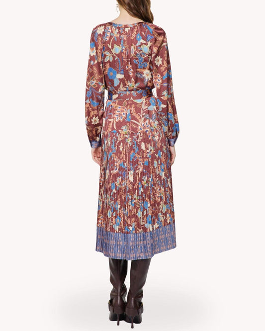 Vestido midi estampado plisado vista posterior con falda plisada, manga larga y cinturón
