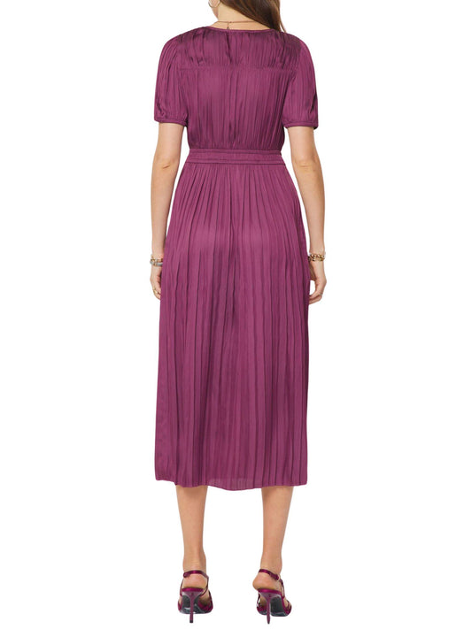 Vista trasera de vestido midi plisado color berry