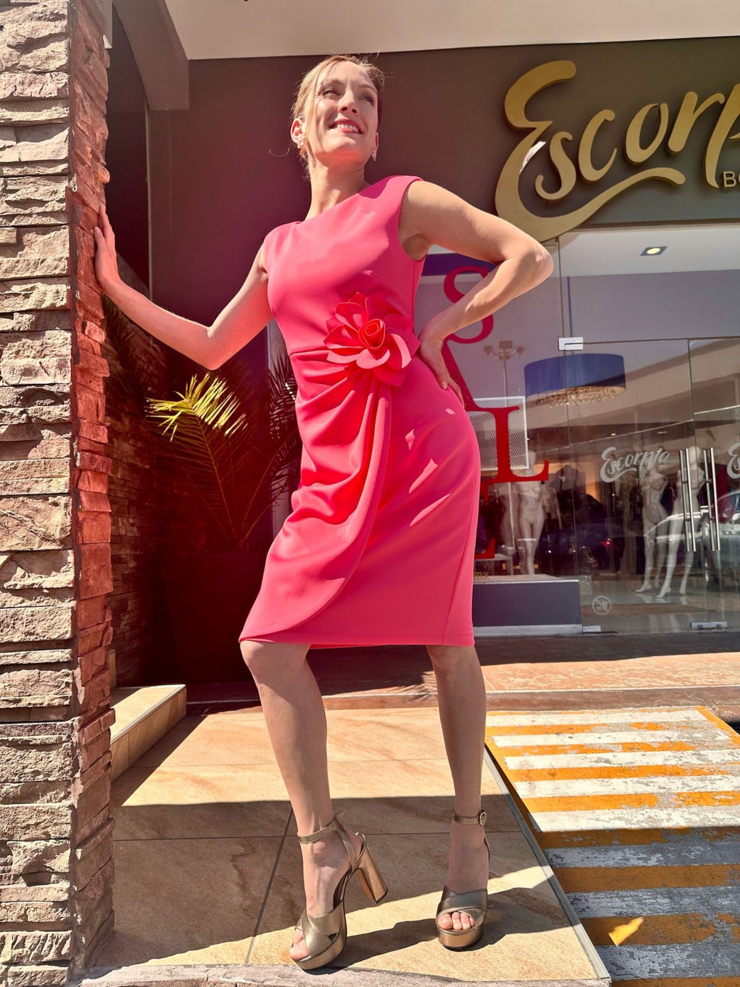 Vestido corto con flor lateral Escorpio Boutique