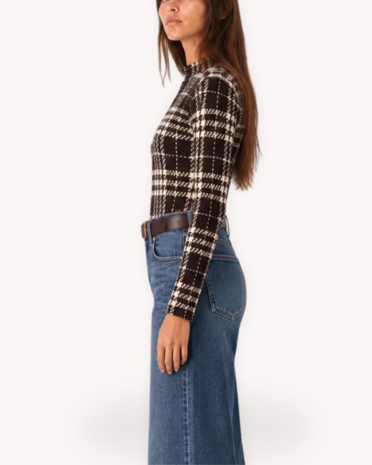 Vista lateral de la blusa de terciopelo a cuadros combinada con jeans de pierna ancha