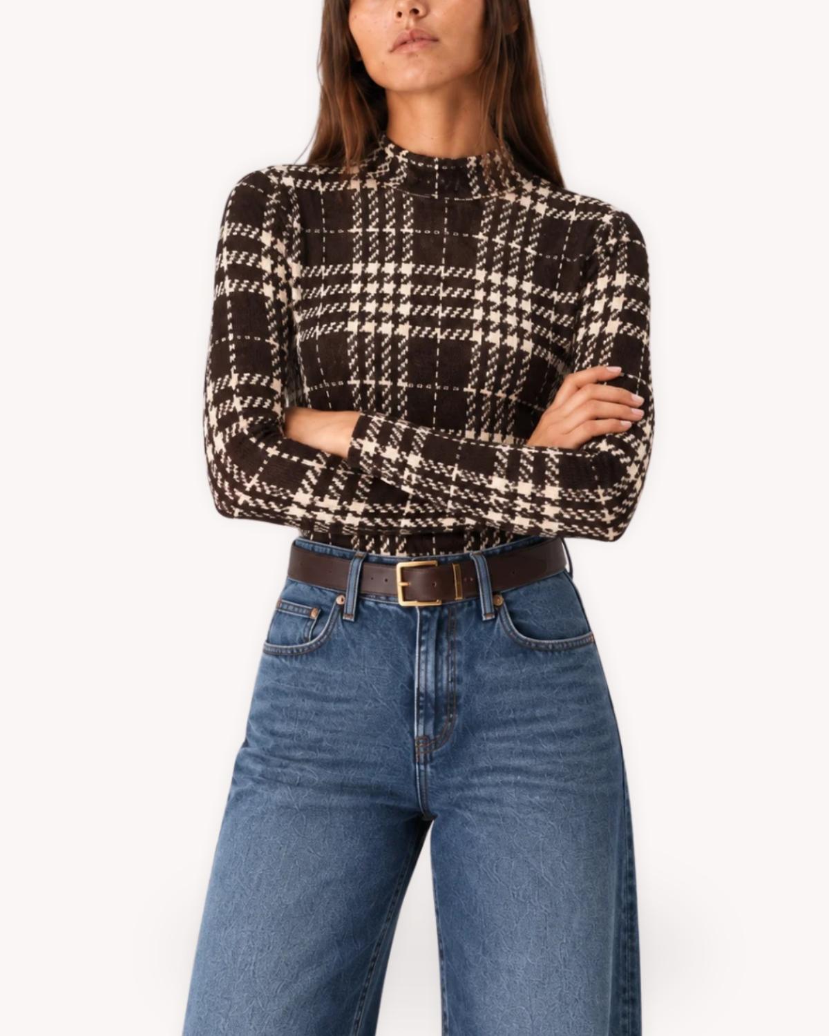 Blusa de terciopelo a cuadros con cuello alto y mangas largas en tonos chocolate y beige