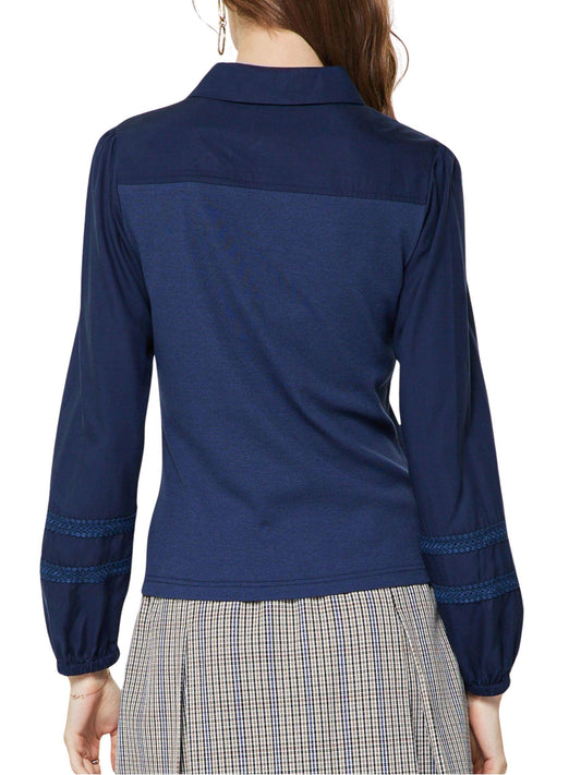 Vista posterior de blusa polo tejida de manga larga para mujer