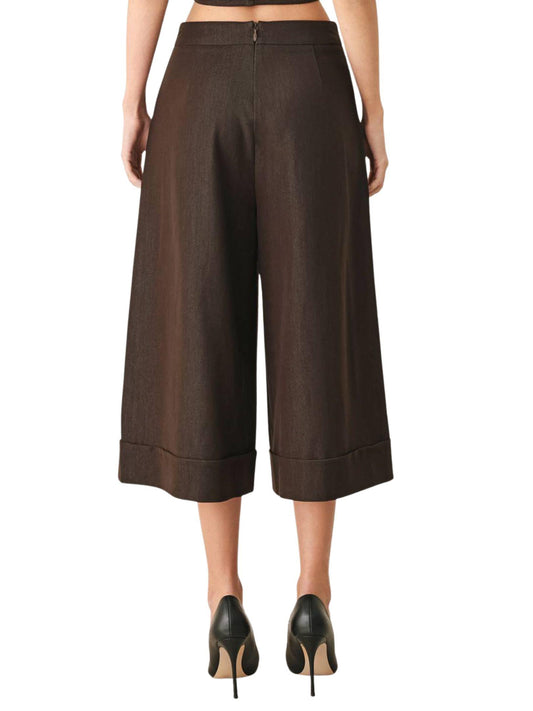 Vista posterior de pantalón culotte marinero de tiro alto para mujer con pierna amplia.