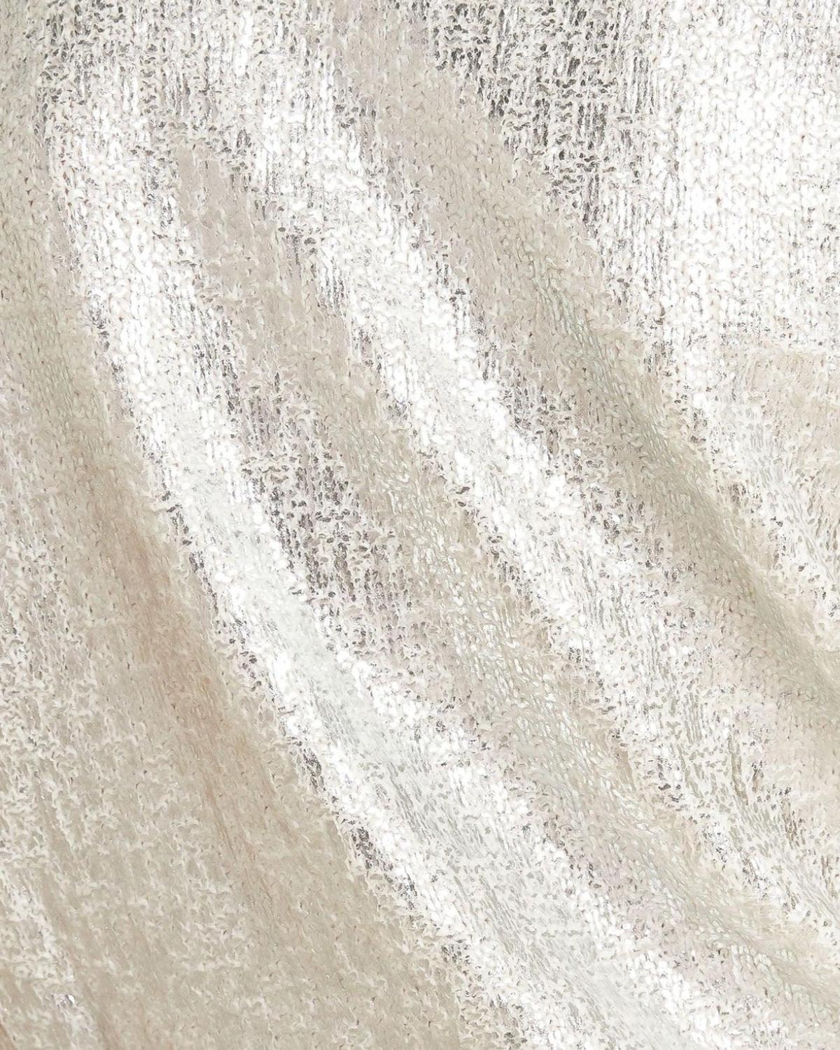 Suéter de punto metalizado plateado, detalle de la textura y acabado luminoso del tejido