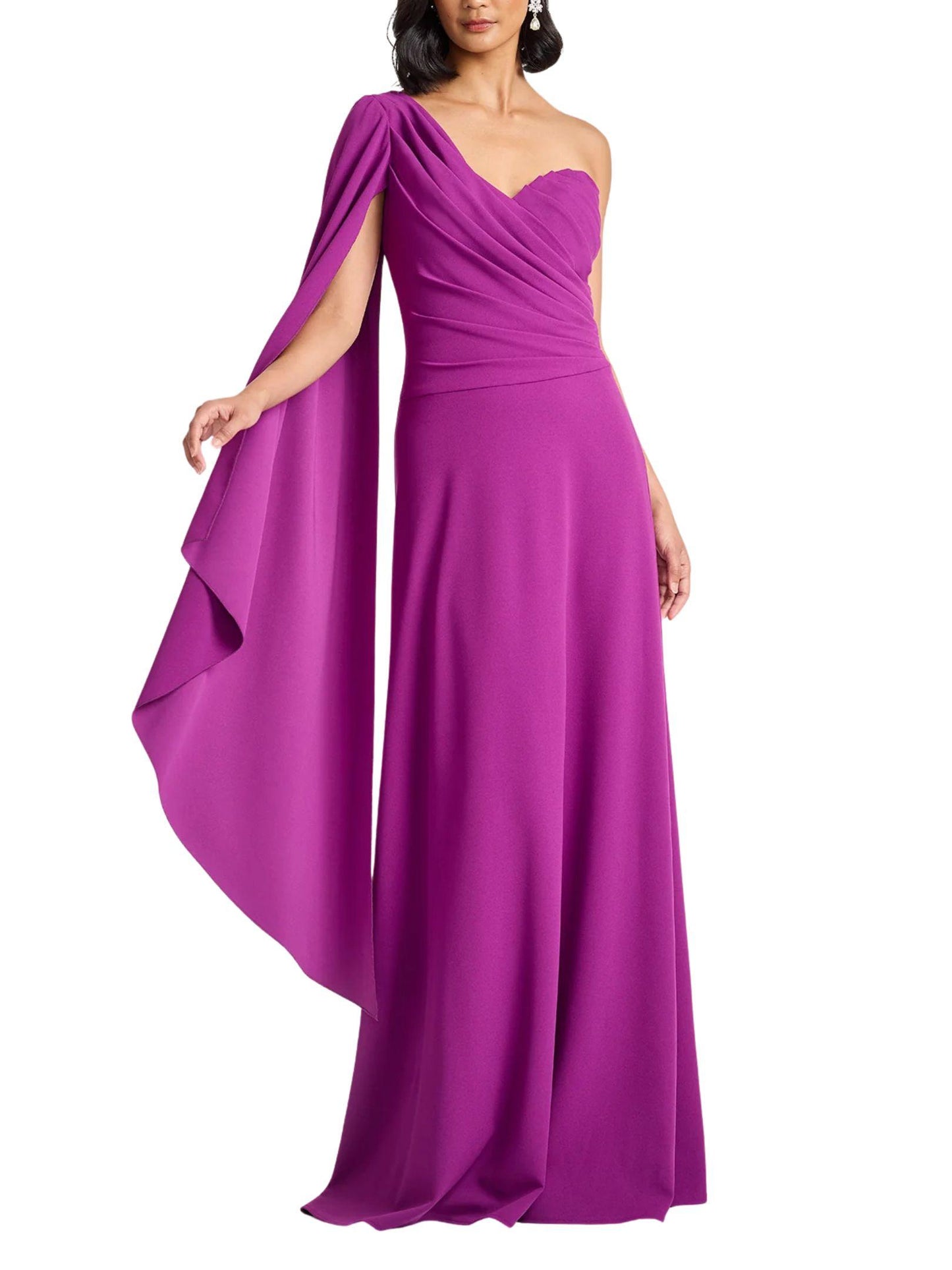 Vista frontal completa de vestido largo fucsia de un hombro con manga tipo capa de Tadashi Shoji.