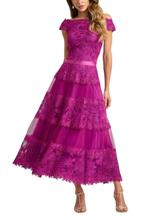 Vestido Midi Bordado Manga Corta