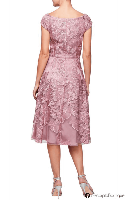 Vestido corto bordado.