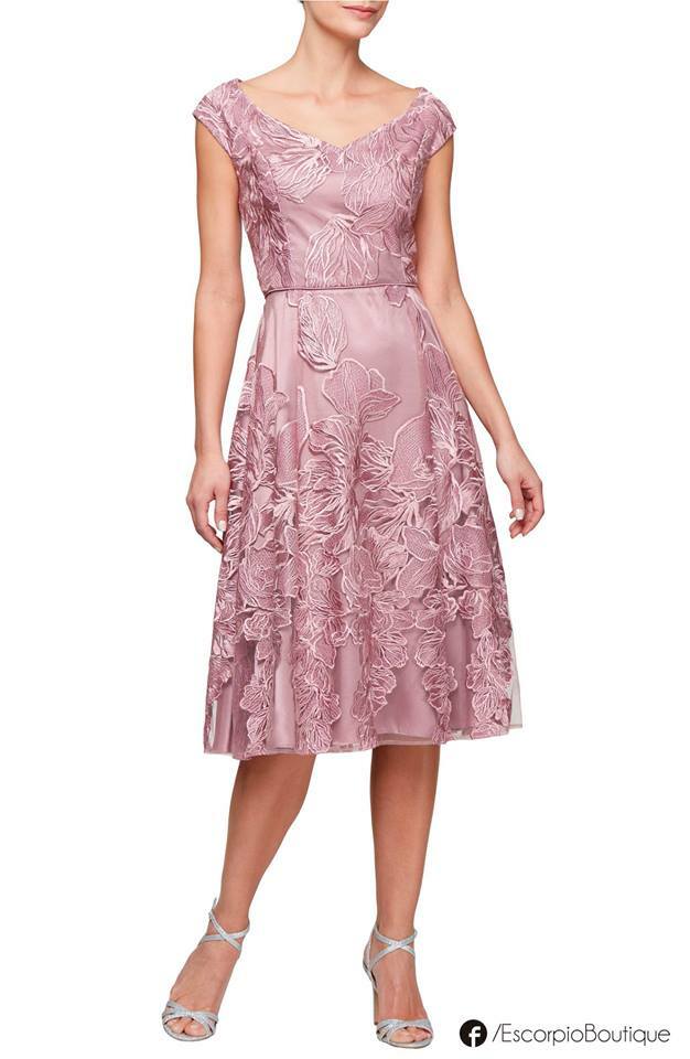 Vestido corto bordado.