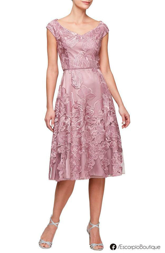 Vestido corto bordado.
