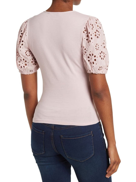 Blusa de manga corta con ojillos, con cuello en V.