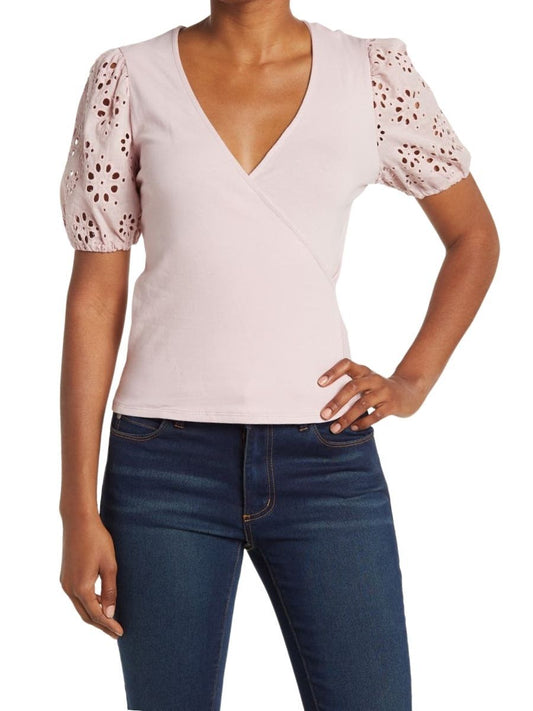 Blusa de manga corta con ojillos, con cuello en V.