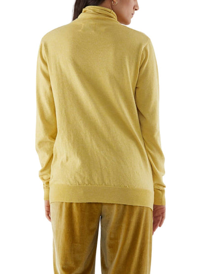 Sweater de punto con cuello alto.