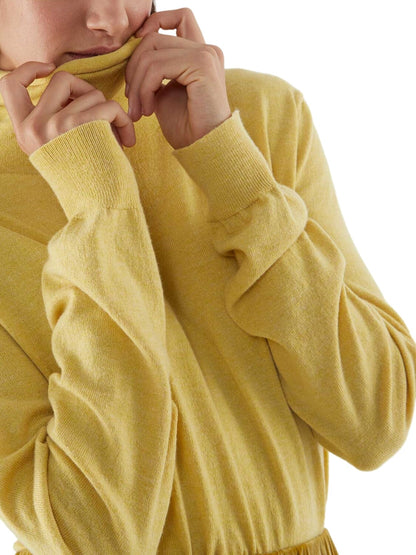 Sweater de punto con cuello alto.