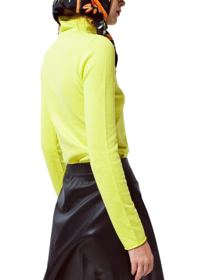 Sweater de manga larga cuello mock.