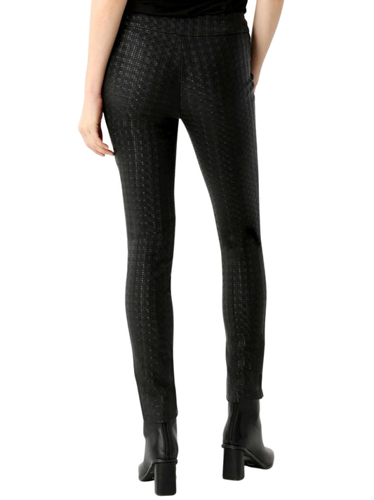 Pantalón de piel vegana con print metálico de pata de gallo.