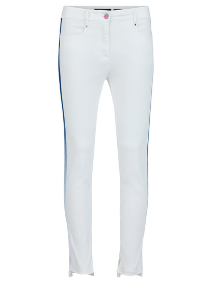 Jeans corte slim con linea lateral.