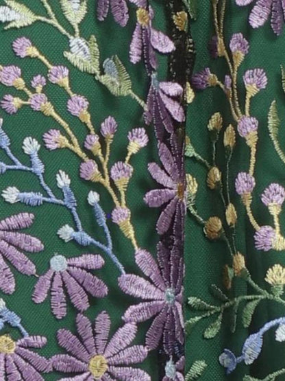 Vestido corto de manga corta con flores bordadas.