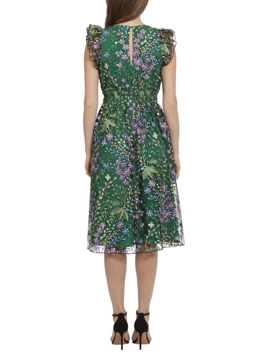 Vestido corto de manga corta con flores bordadas.