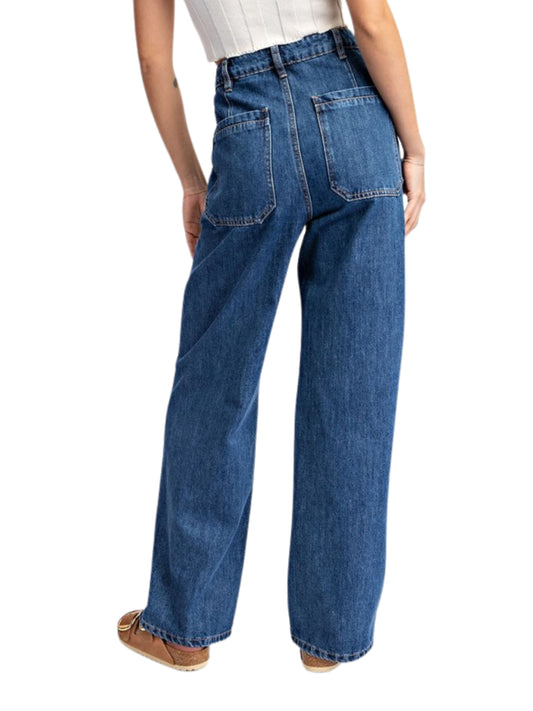 Jeans rectos con bolsas al frente.