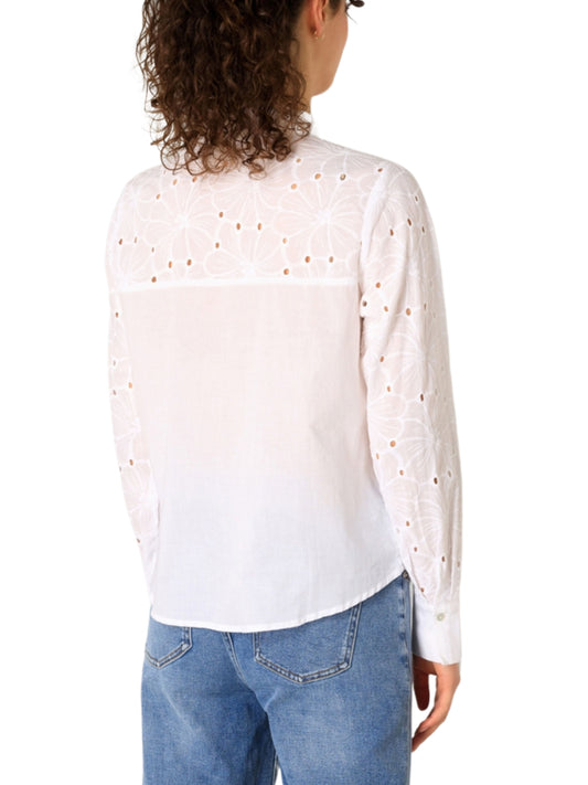 Blusa de manga larga con ojillos.