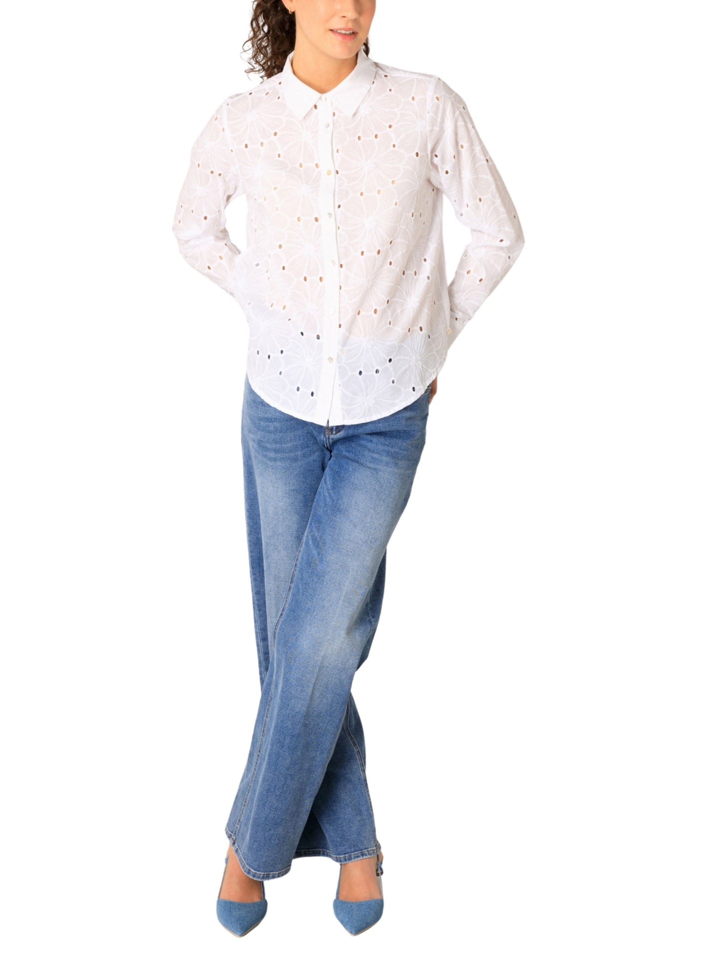 Blusa de manga larga con ojillos.