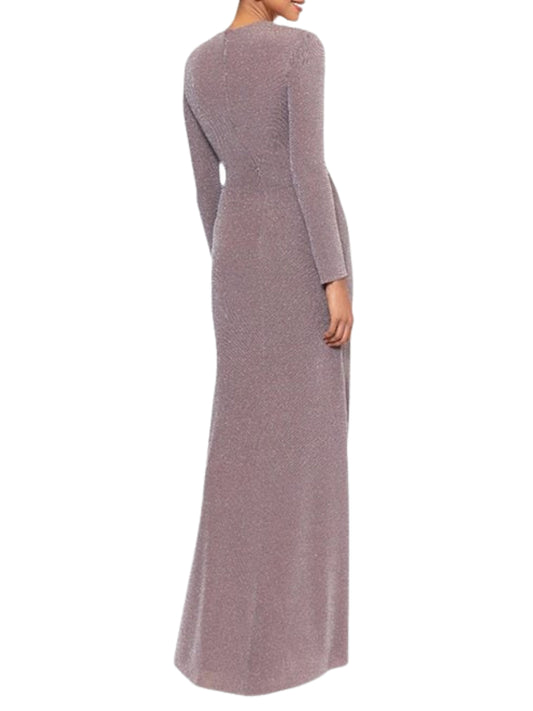 Vestido largo de manga larga con escote asimetrico.