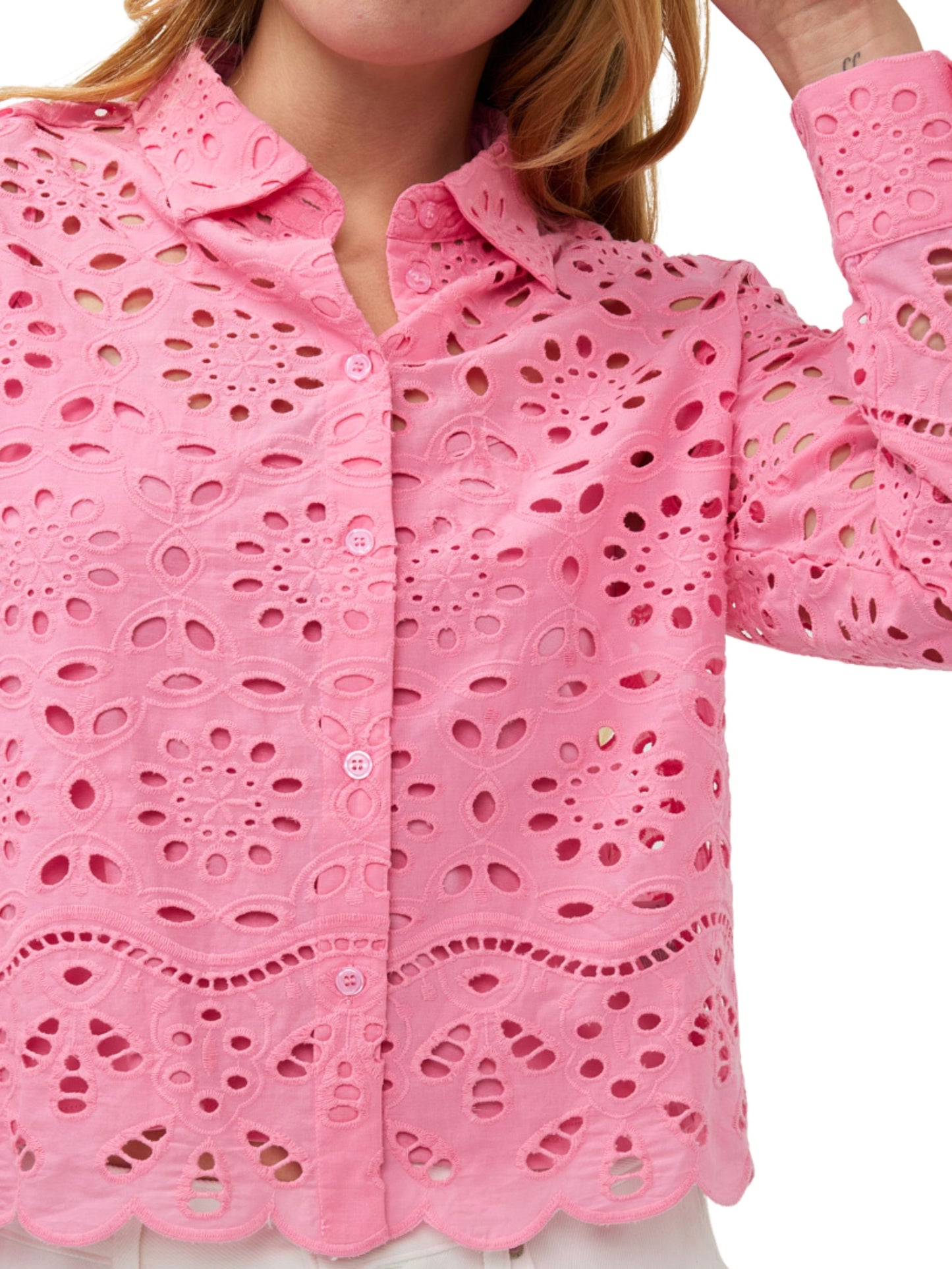 Blusa de manga larga con ojillos.
