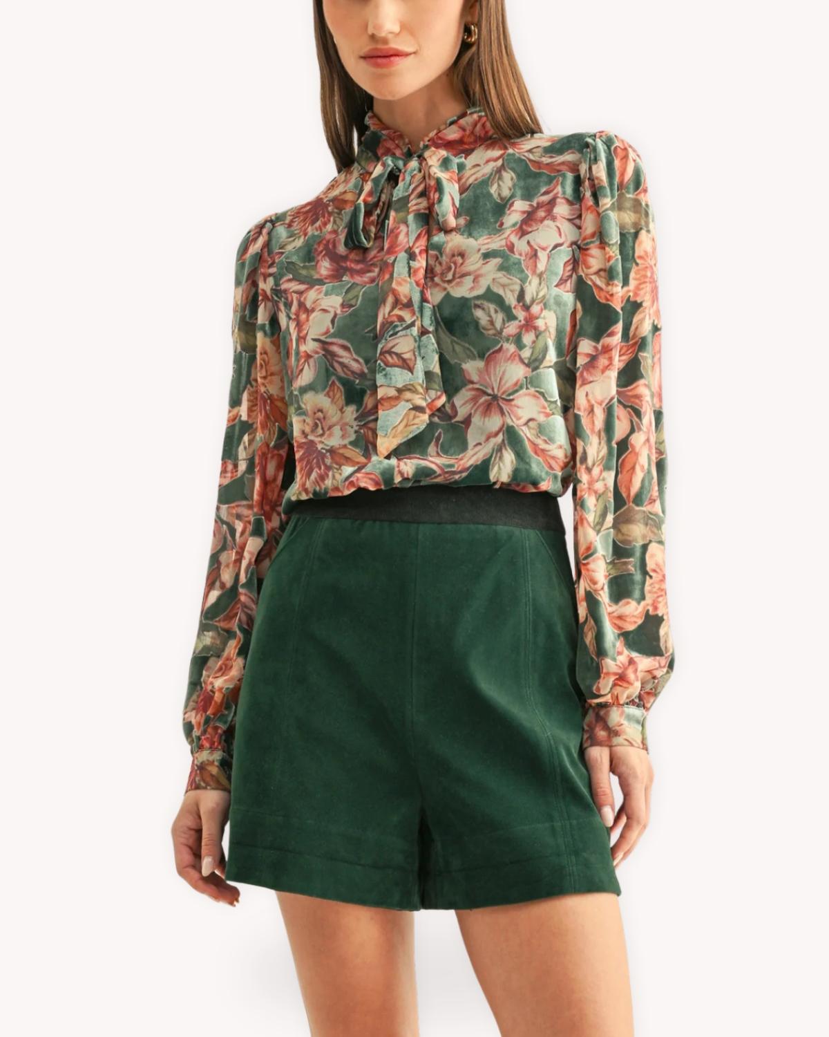 Blusa terciopelo devoré floral vista de cuerpo completo con cuello de lazo y manga larga