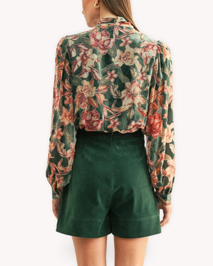 Blusa terciopelo devoré floral vista posterior con manga larga y estampado floral verde