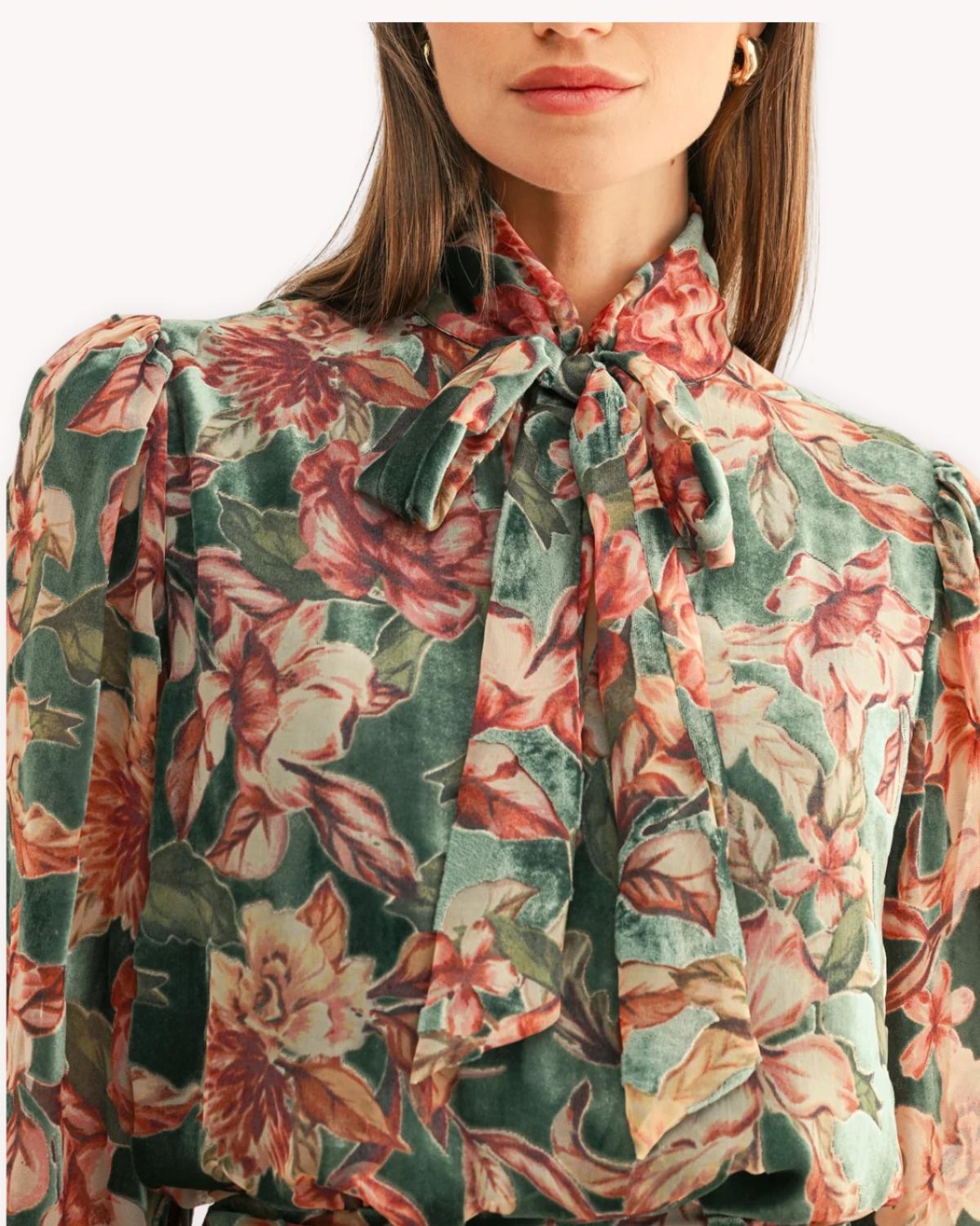 Blusa terciopelo devoré floral detalle de cuello con lazo y textura aterciopelada