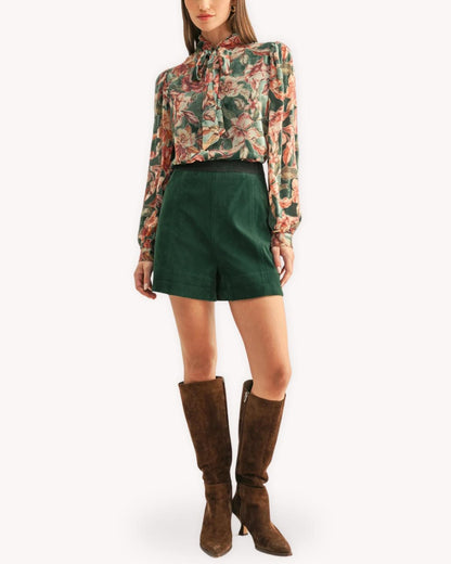 Blusa terciopelo devoré floral vista frontal con cuello de lazo y mangas ligeramente abullonadas